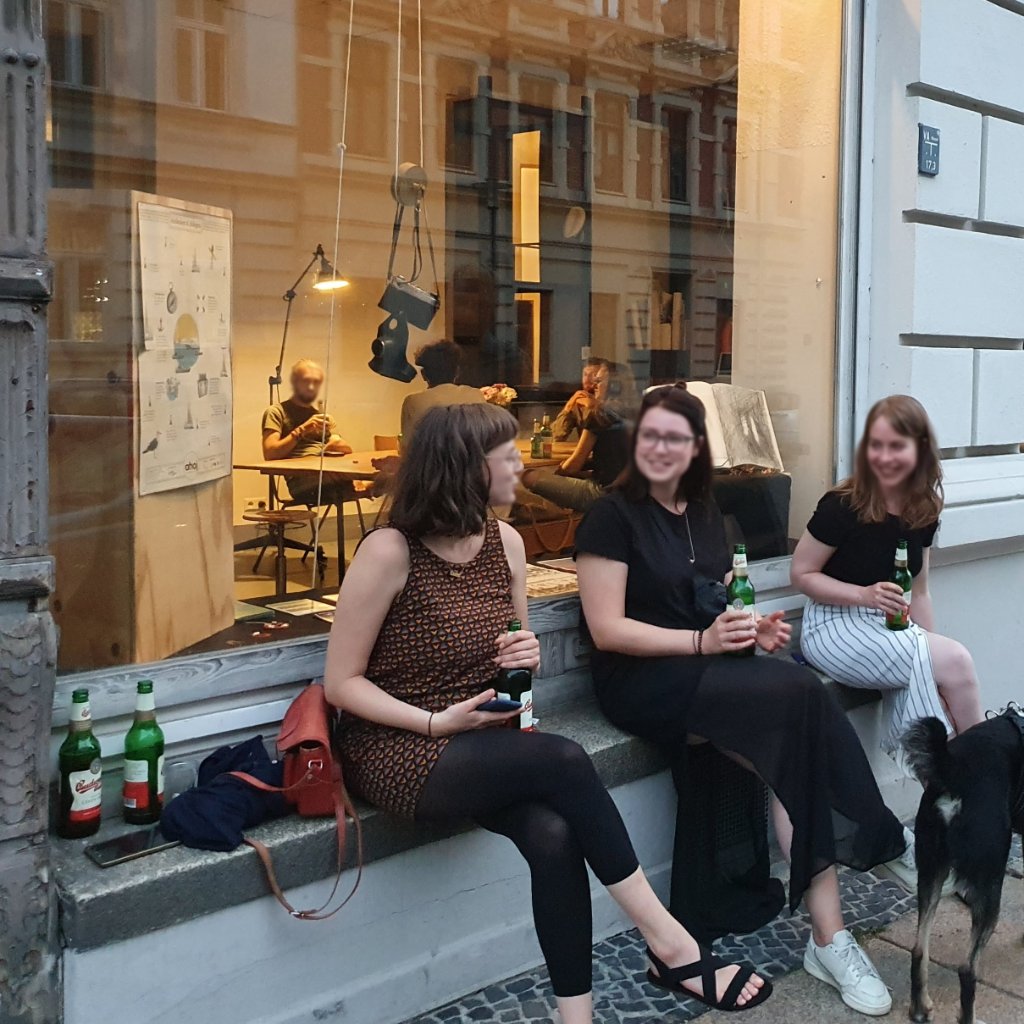 3 junge Frauen sitzen vor dem ahjo Büro