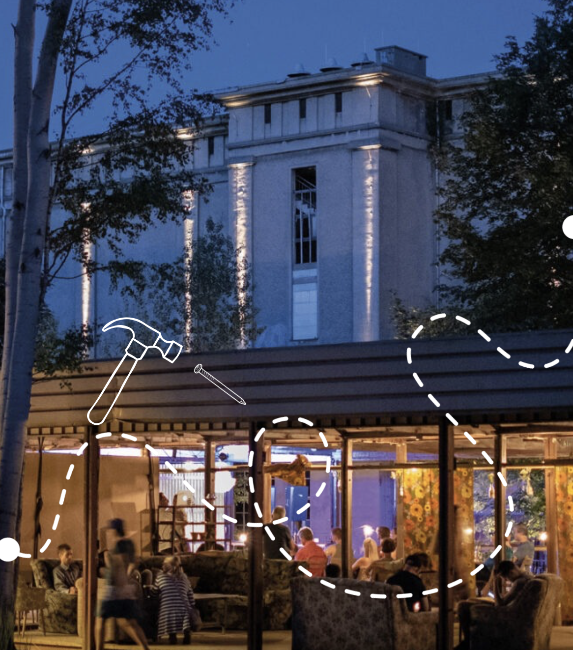 Kühlhaus Görlitz am Abend mit Menschen im Außenbereich und gezeichneten Hammer- und Linien-Elementen